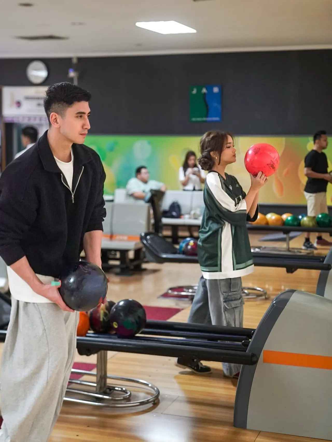 Verrel Bramasta dan Fuji An saat bowling. Foto : Instagram/bramastavrl