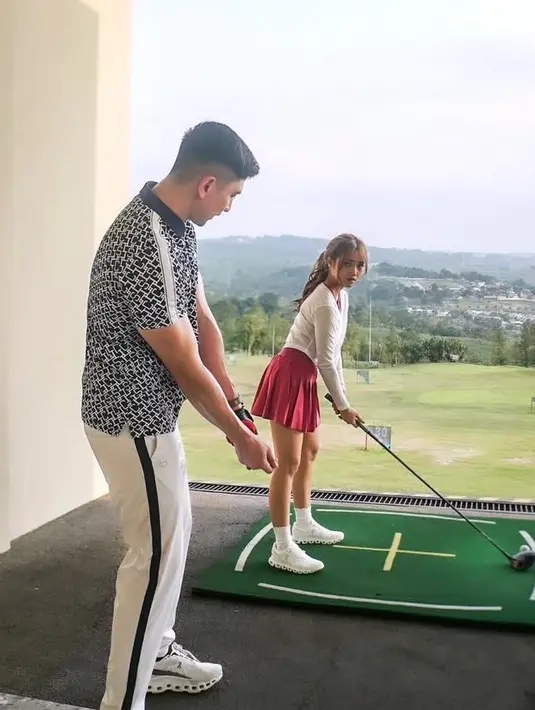 Verrell Bramasta dan Fuji Main Golf Bareng. Foto : Instagram/fuji_an