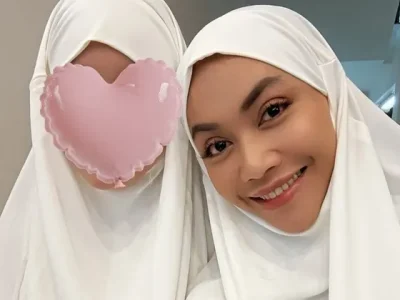 Denada senang bisa umroh bersama anaknya, Aisha (Foto: Instagram/denadaindonesia)
