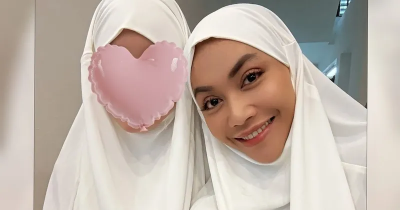 Denada Cerita Momen Sakral Umrah Bareng Putri Tercinta