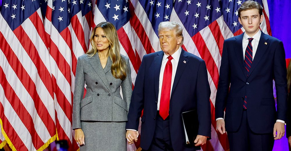 Donald Trump (tengah), Istri Melania Trump (kiri) dan Putra mereka Barron Trump (kanan). Bloomberg/Eva Marie Uzcategui