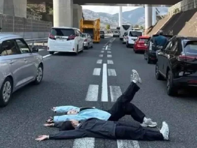Potret yang menunjukkan dua wanita Tiongkok tergeletak di tengah jalan raya. Foto: Weixin
