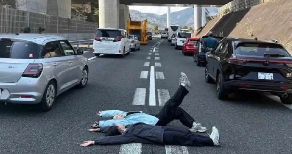 Bikin Emosi, Dua Turis Tiongkok Rebahan di Jalan Usai Kecelakaan Besar