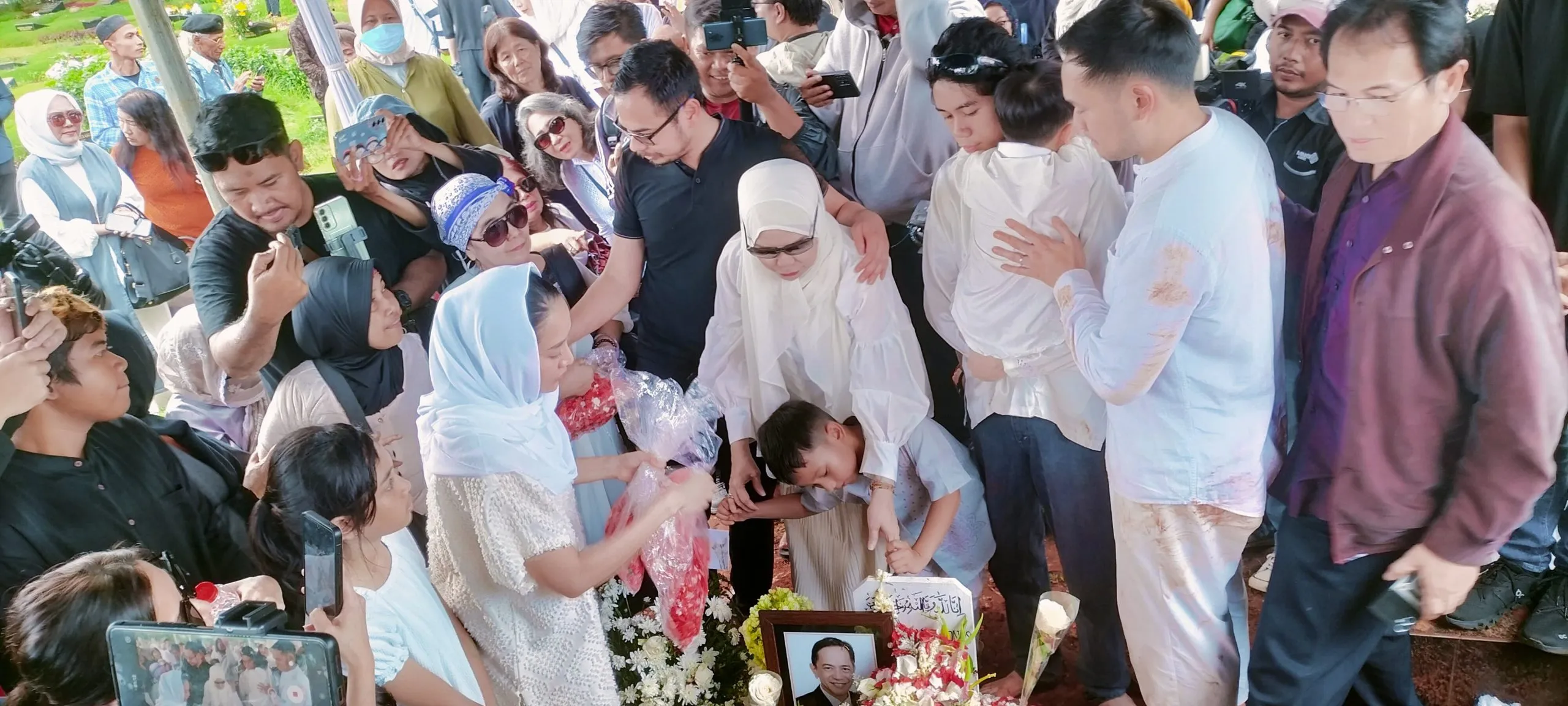 Diiringi Rintik Hujan dan Tangisan, Dewi Yull Hadiri Pemakaman Ray Sahetapy