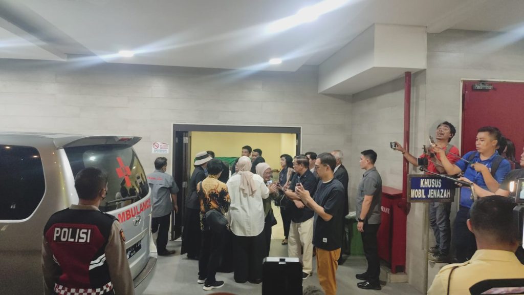 Jenazah saat akan dibawa ke rumah duka (Foto: Nyata/Reza)
