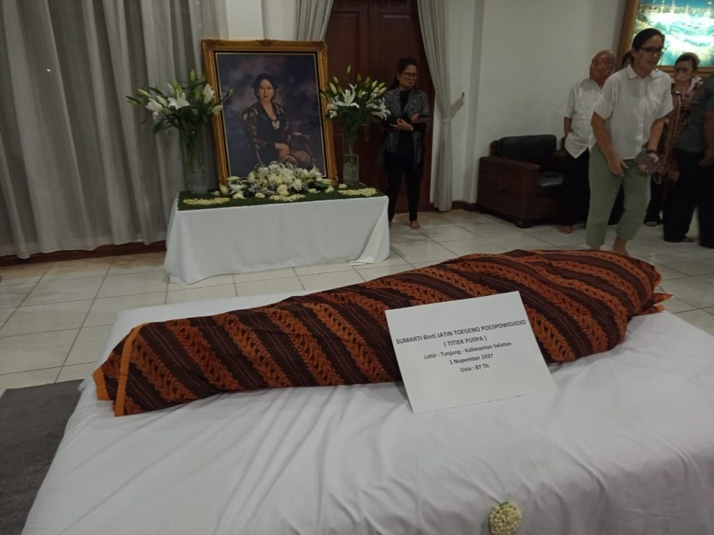 Jenazah Titiek Puspa di rumah duka (Foto: Nyata/Reza)
