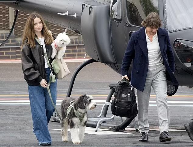 Ana de Armas dan Tom Cruise tiba di London menggunakan helikopter. Foto: Dok. Backgrid
