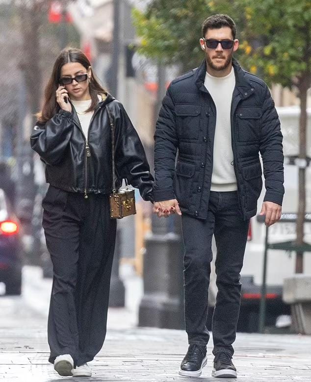 Ana de Armas dan Manuel Anido Cuesta, anak tiri Presiden Kuba. Foto: Dok. Splash News