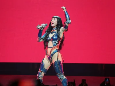 Katy Perry mengenakan kostum bertema luar angkasa saat pembukaan tur dunia di Meksiko. (Foto: Dok. Splashnews.com)
