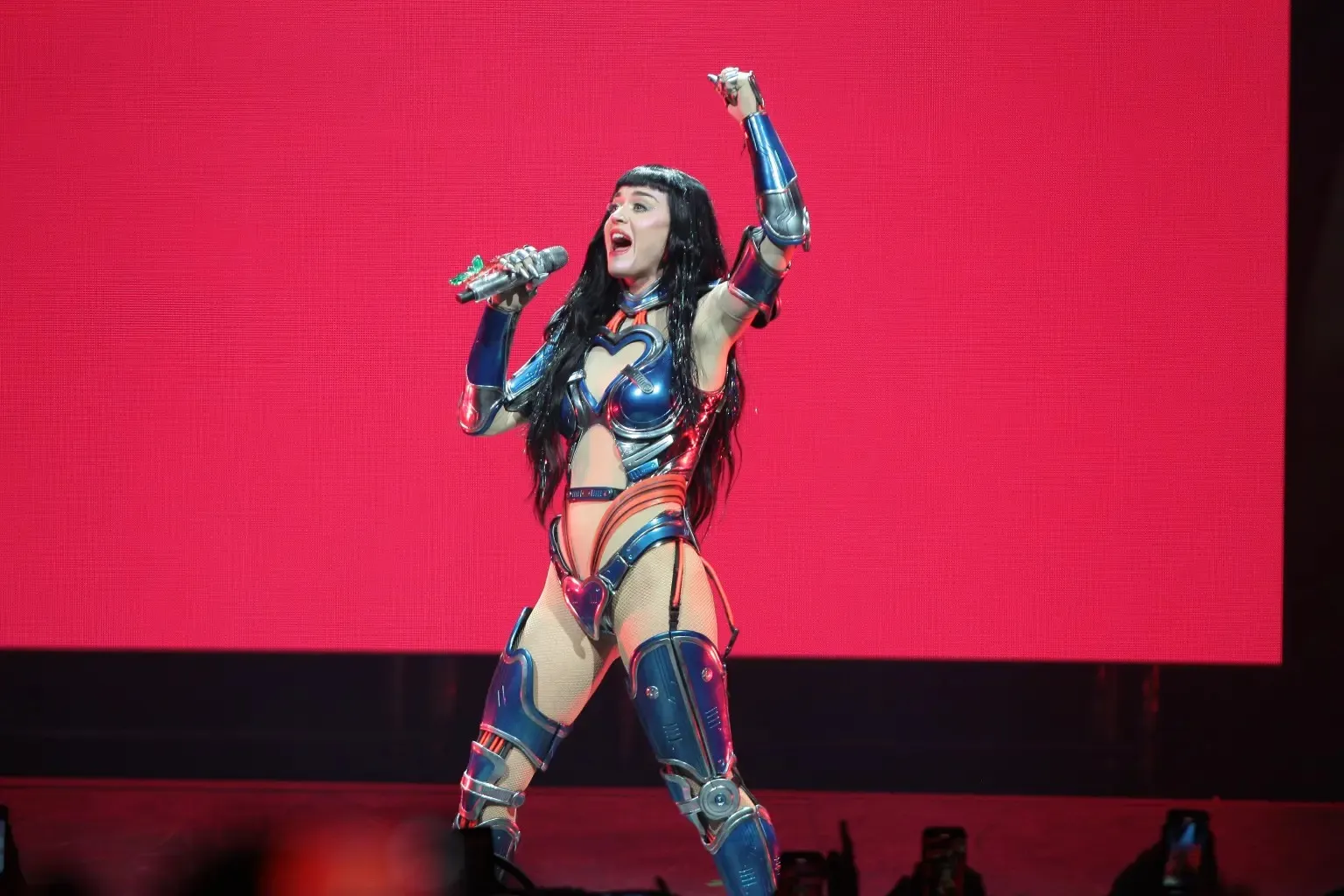 Disebut ‘Alien’, Katy Perry Pamer Kostum Futuristik saat Tur Dunia