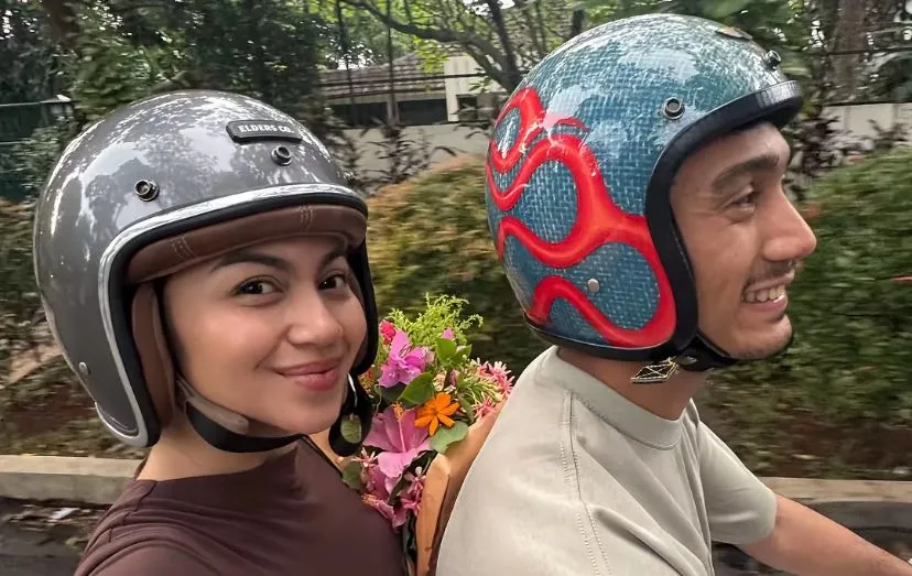 Romantis, Ariel Tatum Keliling Naik Vespa Dibonceng Daffa Wardhana