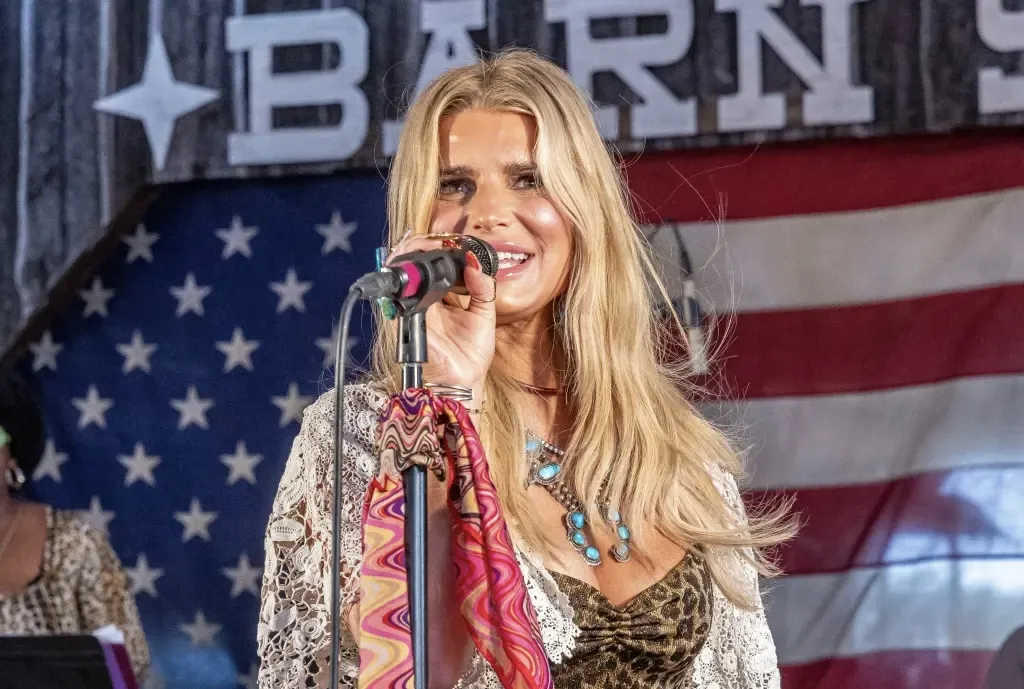 Jaga Kualitas Vokal, Jessica Simpson Minum Sperma Ular