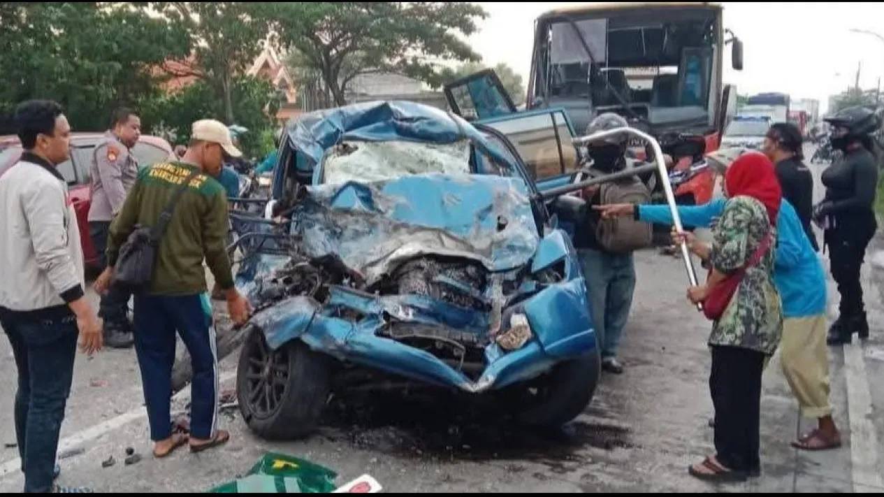 Kecelakaan Maut di Gresik, Rombongan Umrah dari Tuban Tewas Sekeluarga