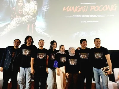 Para pemeran film horor terbaru 'Mangku Pocong'. (Foto: Naomi/Nyata)