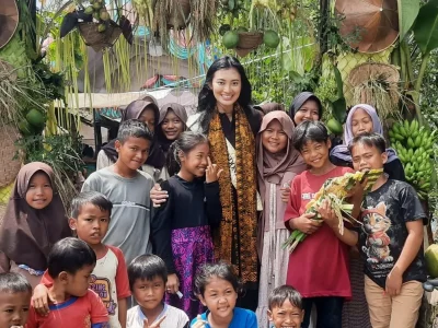 Miss Indonesia 2024, Monica Kezia Sembiring saat bersama anak-anak di Kampung Ciseke. (Foto: Dok. Pri)