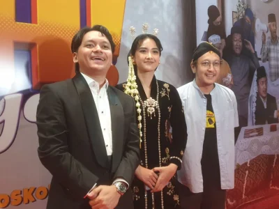 Nadya Arina (tengah) dan Dimas Anggara (kanan) membintangi film 'Sah! Katanya'. (Foto: Agnes/Nyata)