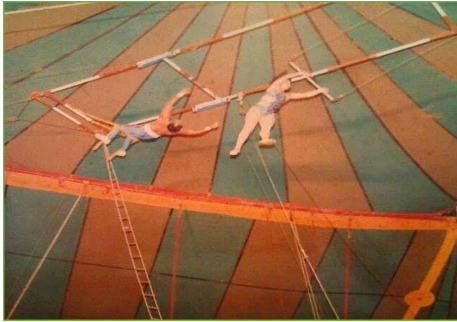 Novalita Yesia Lisa (kanan) saat beraksi di trapeze. (Foto: Dok. Pri)
