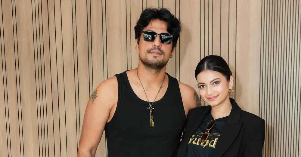 Ratu Sofya Pamer Pose Berani dengan Cornelio Sunny