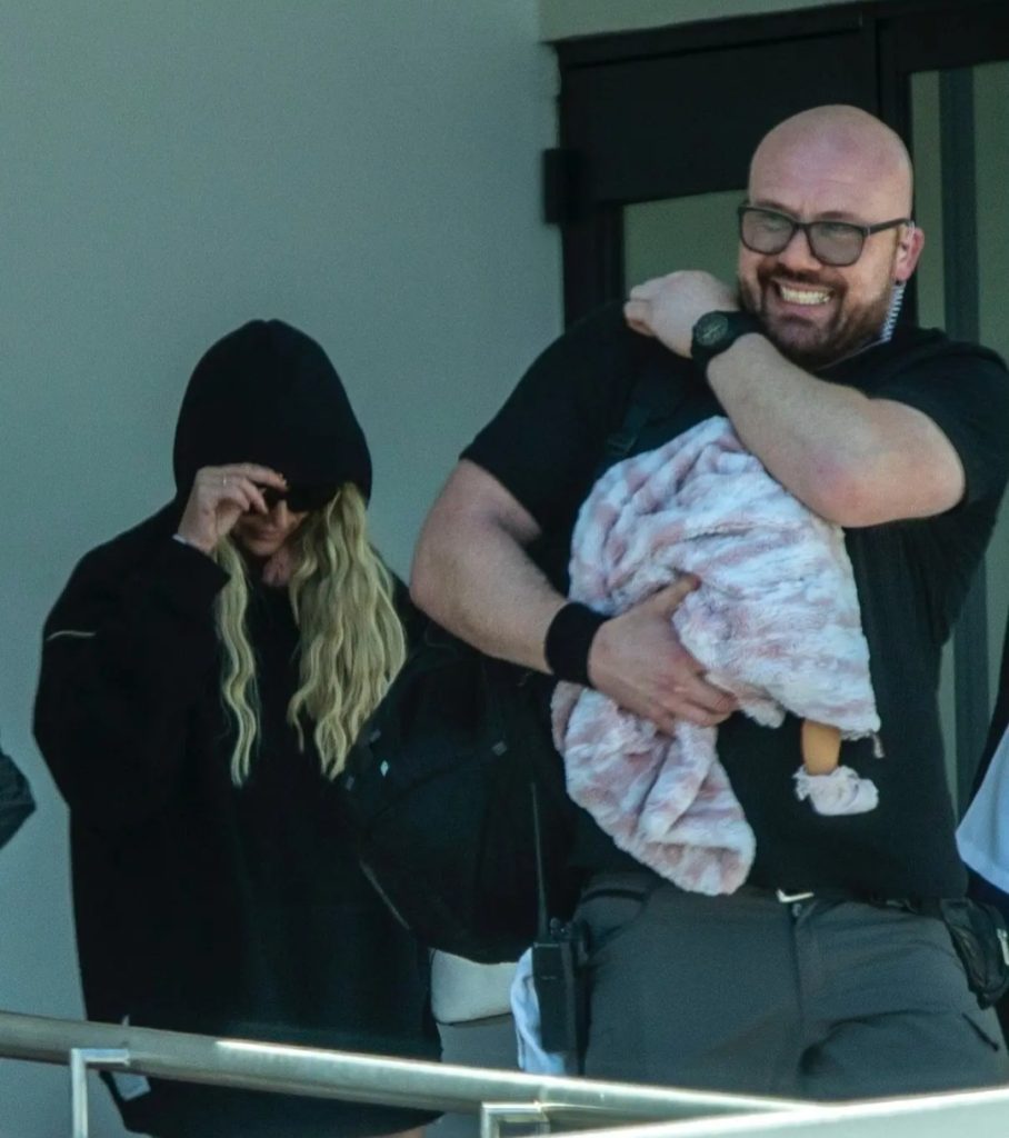 Penampilan Britney Spears saat mendarat di Meksiko (Foto: Backgird/SEM)