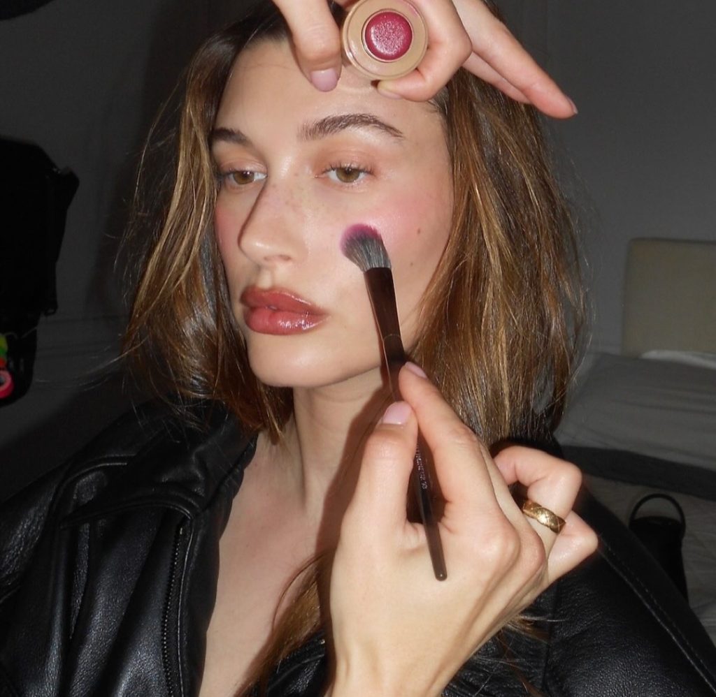 Hailey Bieber saat menggunakan warna plum (Foto: Instagram/haileybieber)