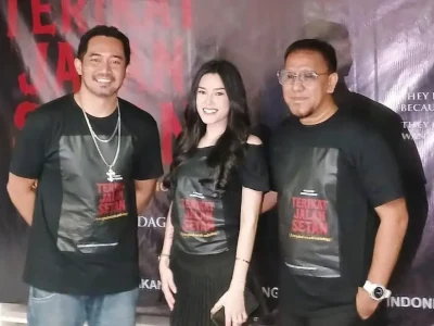 Sutradara Harry Dagoe Suharyadi dan cast film 'Terikat Jalan Setan'. (Foto: Naomi/Nyata)