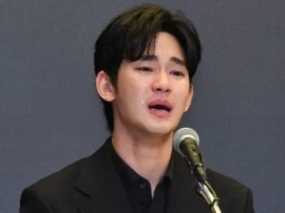 Kim Soo Hyun menangis saat konferensi pers terkait skandal kencan dengan Kim Sae Ron. Foto: Dok. Nocut News