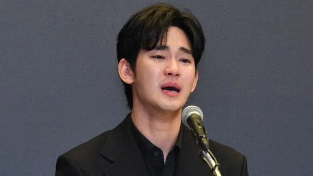 Derai Tangis Kim Soo Hyun Hadapi Skandal Kim Sae Ron, Agensi Terancam Bangkrut