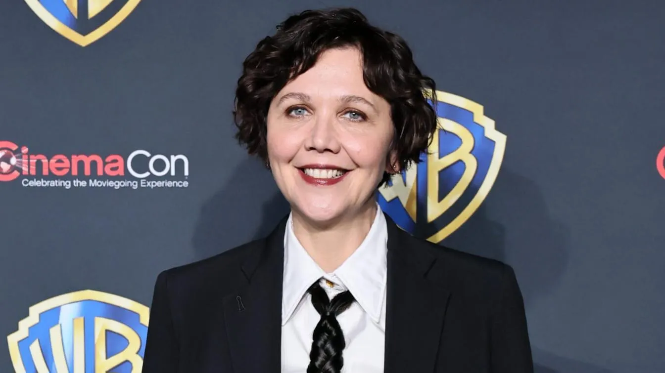 Fashion Unik Maggie Gyllenhaal, Pakai Dasi Kepangan Rambut