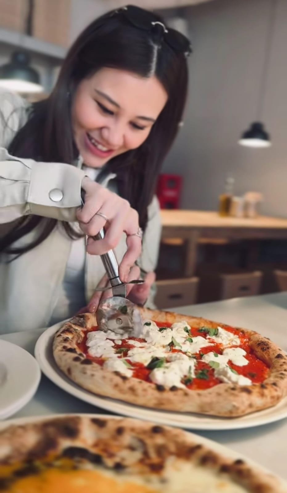 Thariq dan Aaliyah menikmati pizza di Barcelona. Foto: Dok. Instagram @thariqhalilintar