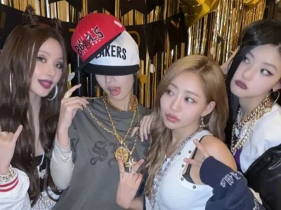 Gaya para anggota Kiss Of Life yang dinilai rasis. Foto: Dok. X @PopBase