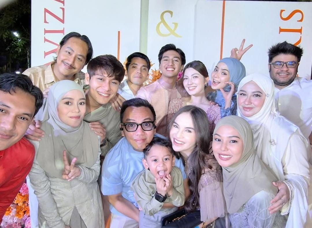 Teman-teman yang menghadiri acara lamaran. Foto: Dok. Instagram @aanstory