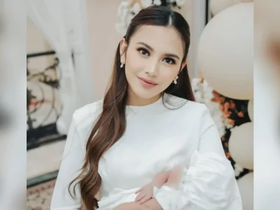 Potret Mahalini menggendong anak pertama. Foto : Instagram/rizkyfbian