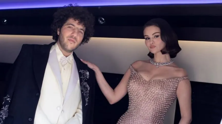 Simbol Restu, Kalung Ibunda Benny Blanco Berisi Foto Selena Gomez