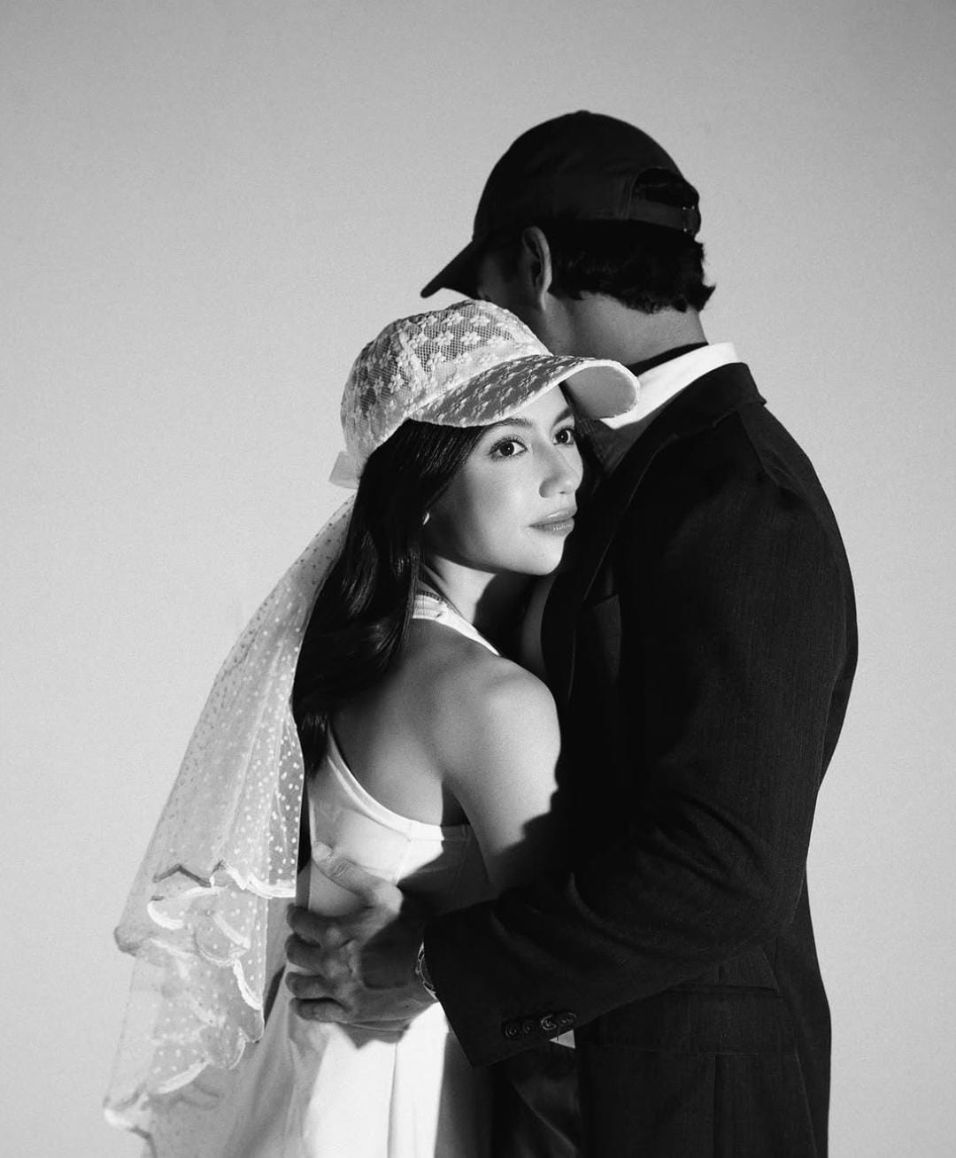 Pose yang memberikan kesan romantis dan hangat. Foto: Dok. Instagram @pevpearce