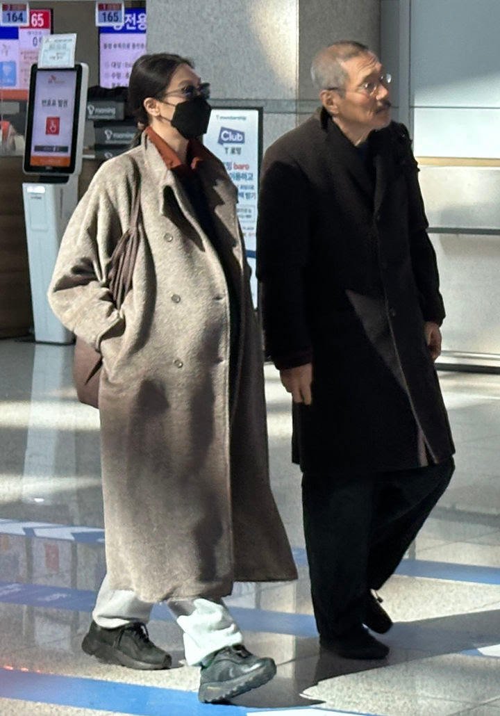 Kim Min Hee dan Hong Sang Soo saat akan berangkat ke Jerman. Foto: Dok. Newsis