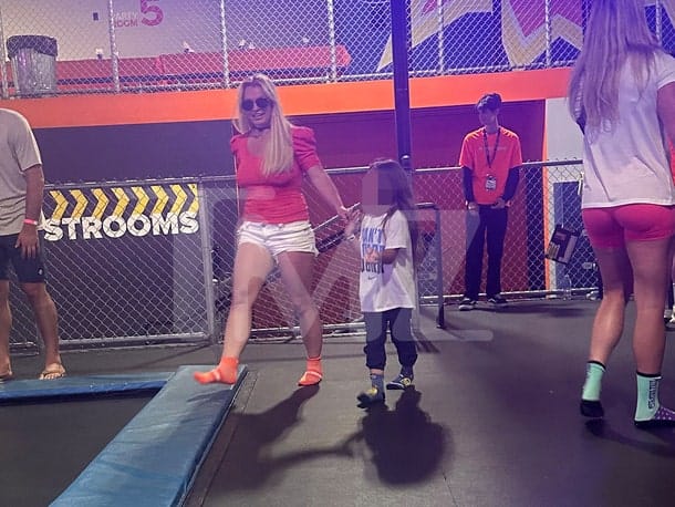 Britney Spears bermain dengan anak Paul. Foto: Dok. TMZ