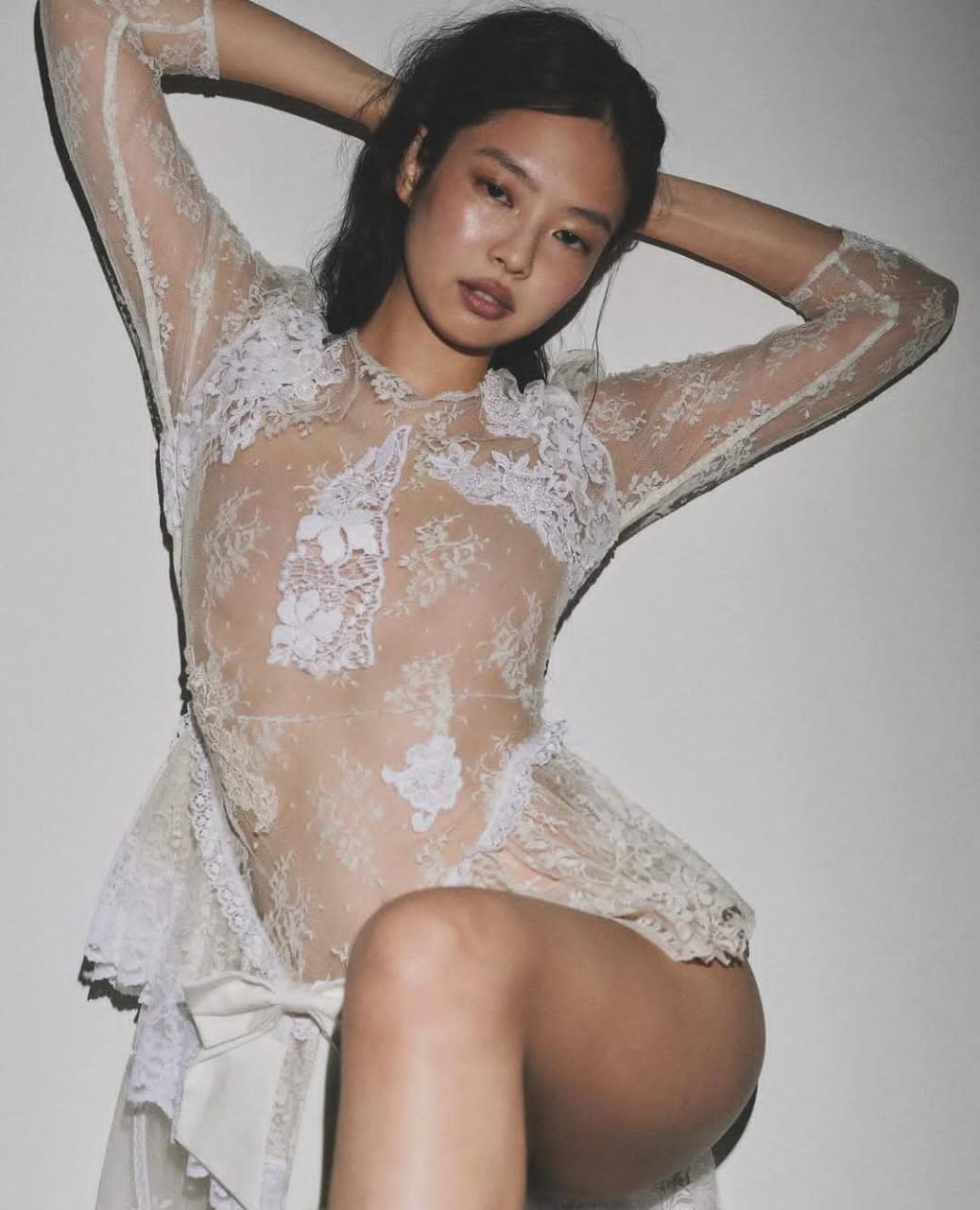 Jennie tampil braless. Foto: Dok. Instagram @hommegirls
