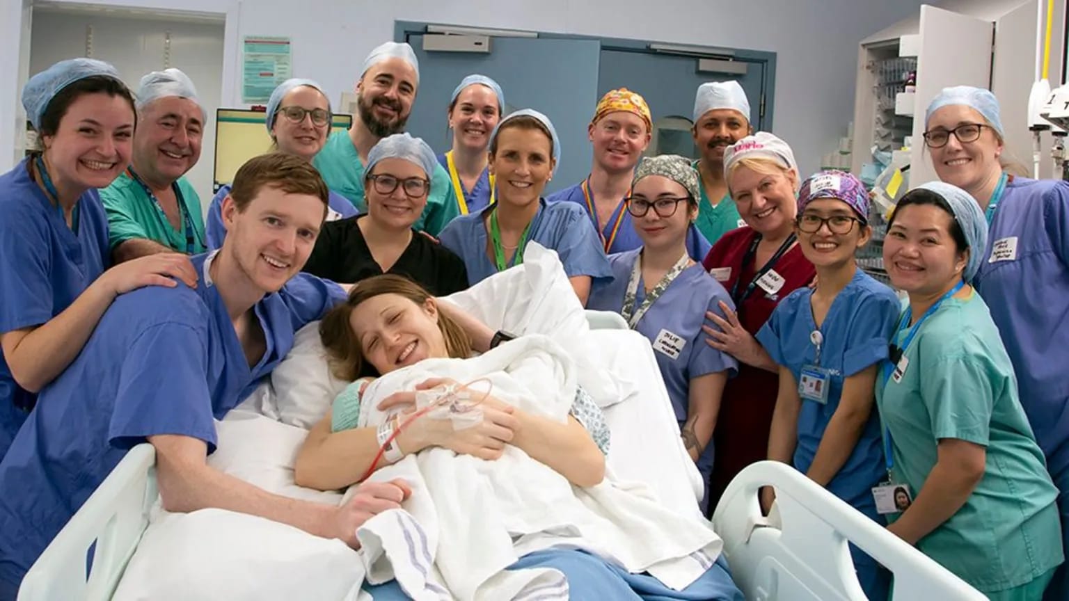 Grace, wanita penerima transplantasi rahim setelah melahirkan anak pertamanya. Foto: Dok. Womb Transplant UK