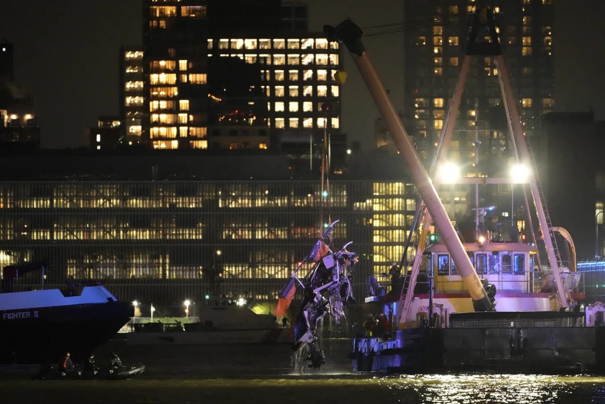 Proses pengangkatan helikopter. Foto: Dok. Seth Wenig/AP