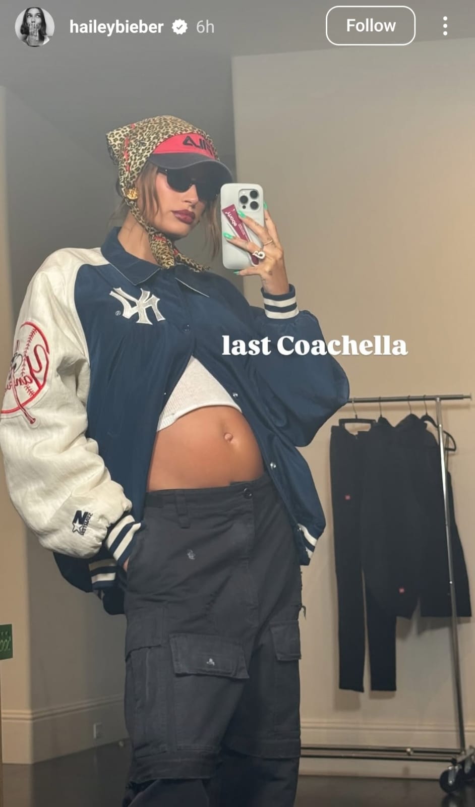 Hailey Bieber menutupi kehamilannya saat menghadiri Coachella 2024. Foto: Dok. Instagram @haileybieber