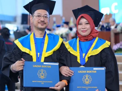 Dr Hanugra Aulia Sidharta ST MMT bersama Dr Diah Risqiwati ST MT seusai penyerahan ijazah di Wisuda ke-131 ITS. Foto : Humas ITS