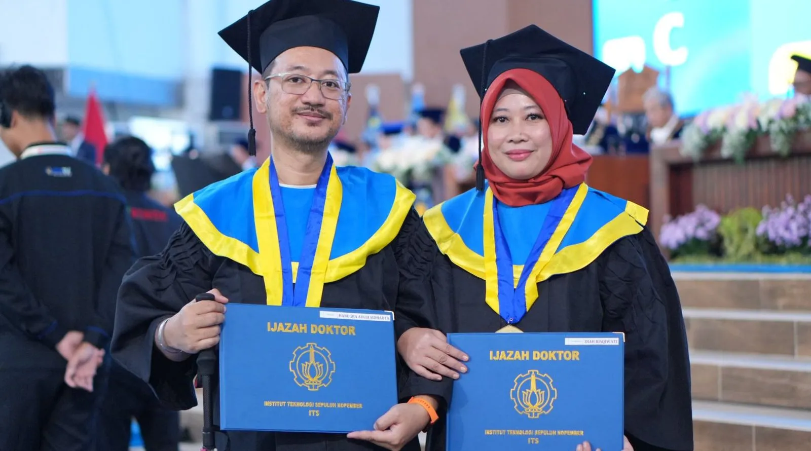Retina Rusak, Istri Jadi ‘Mata’ Suami Demi Lulus Doktor Bareng di ITS