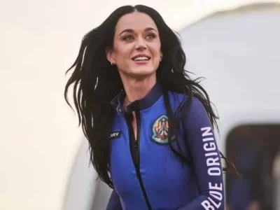 Katy Perry merampungkan perjalanan ke luar angkasa. Foto: Dok. Blue Origin