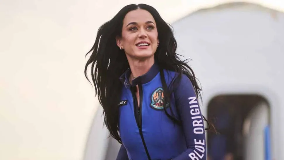 Keseruan Katy Perry ke Luar Angkasa, Nyanyi hingga Cium Tanah