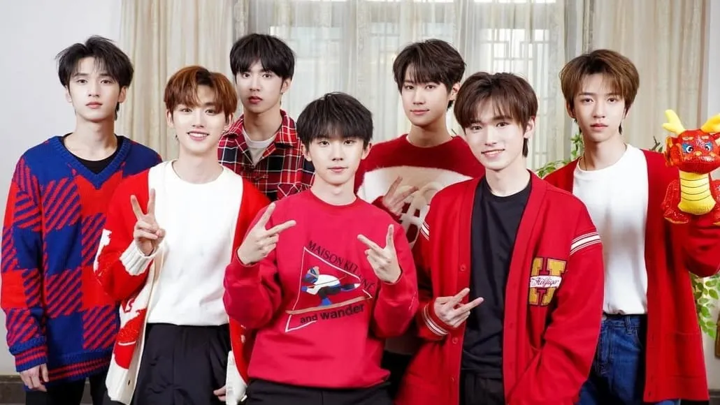 Aksi Nekat Fans Boyband China TNT Kejar Mobil Idola Hingga Tertabrak