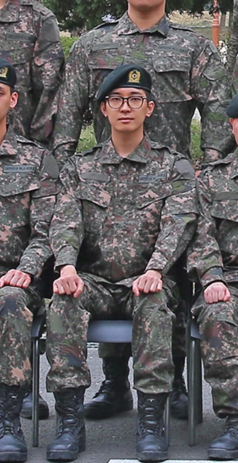 Wonwoo SEVENTEEN mengenakan seragam tentara. Foto: Dok. X @17CARATS_INA