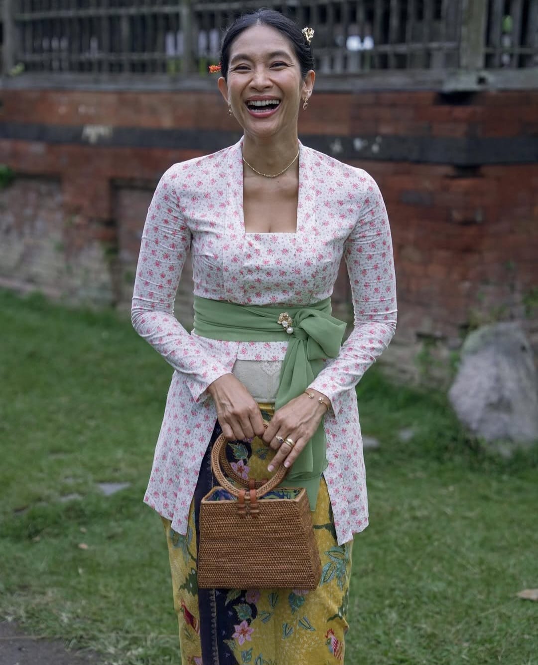 Kebaya kutu baru klasik ala Happy Salma. Foto: Dok. Instagram @happysalma