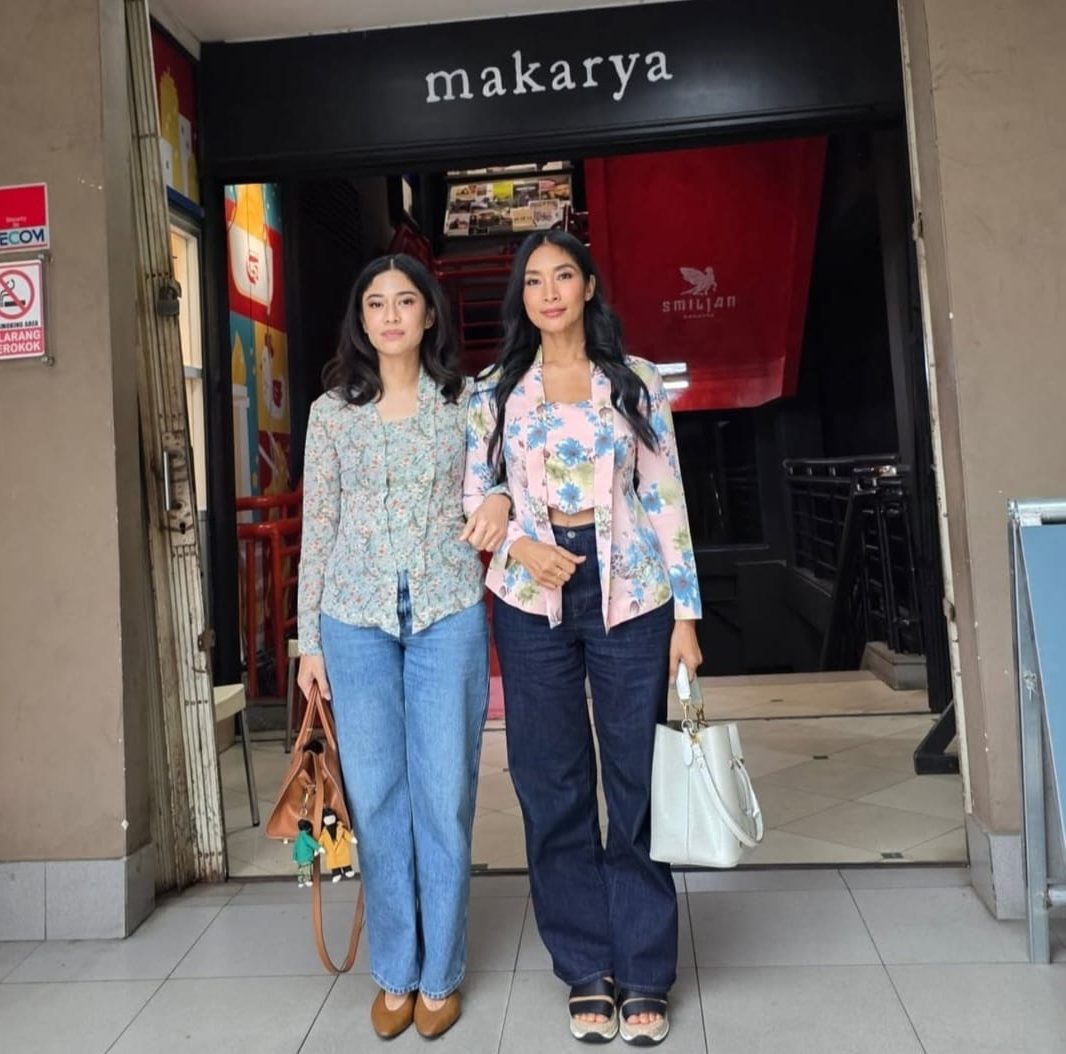 Gaya edgy, padukan kebaya dengan jeans. Foto: Dok. Instagram @therealdisastr