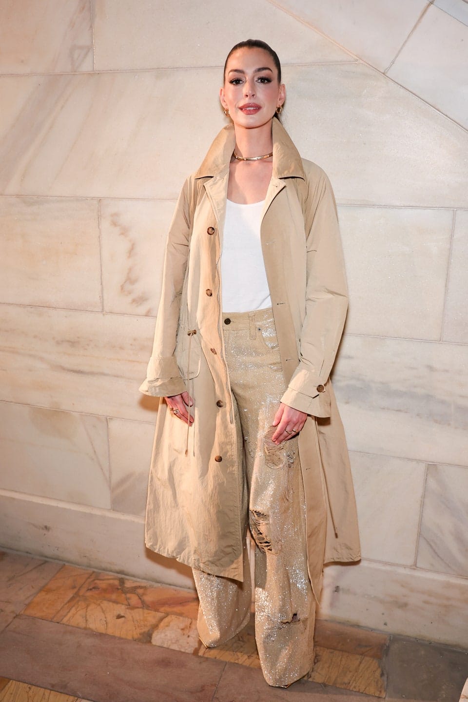 Gaya Anneh Hathaway saat menghadiri fashion show Ralph Laurent. Foto: Dok. Getty Images