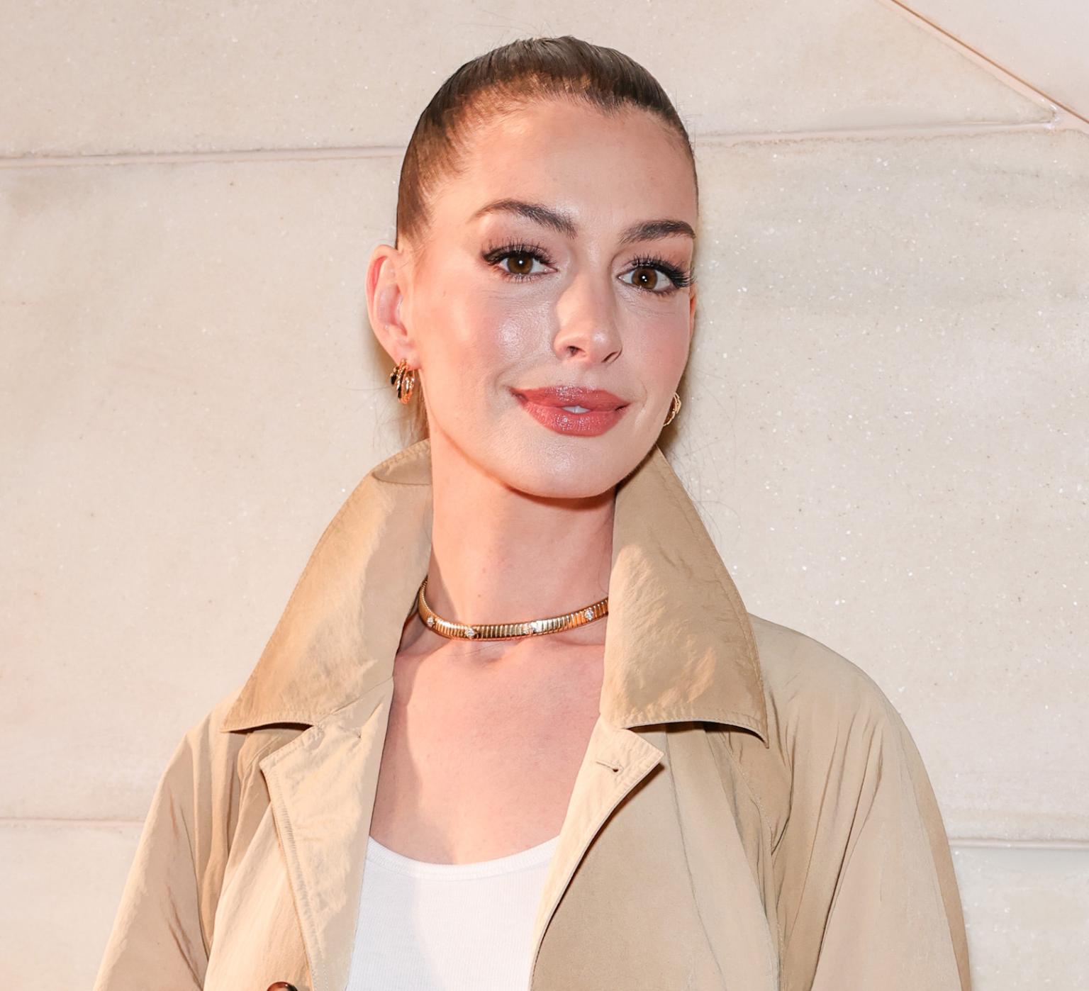 Wajah Hathaway yang dinilai semakin muda. Foto: Dok. Getty Images